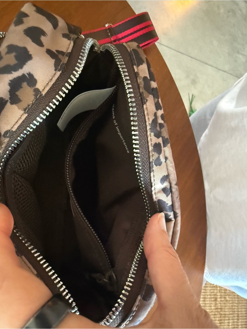 Lululemon Everywhere Crossbody 2L - leopard - Picture 7 of 10